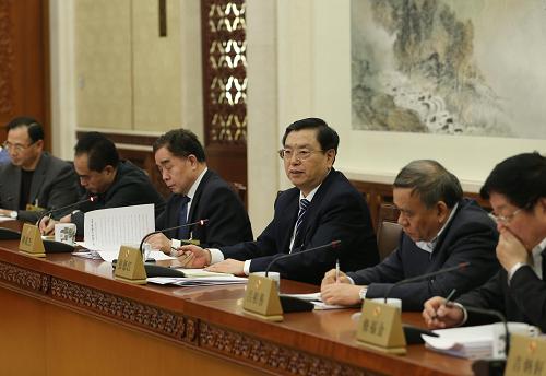 12月24日,十二届全国人大常委会第六次会议举行分组会议,审议关于废止《国务院关于劳动教养问题的决定》和《国务院关于劳动教养的补充规定》的议案,审议关于调整完善生育政策的决议草案等。全国人大常委会委员长张德江参加分组审议。新华社记者 刘卫兵 摄