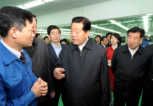 3月27日至28日,中共中央政治局常委、全国政协主席贾庆林和中共中央政治局委员、国务院副总理回良玉来到无锡的产业园区、企业车间和农村乡镇,就贯彻落实全国两会精神,促进经济社会又好又快发展进行调研。这是3月28日,贾庆林等在无锡国盛精密模具有限公司调研。 新华社记者 马占成 摄