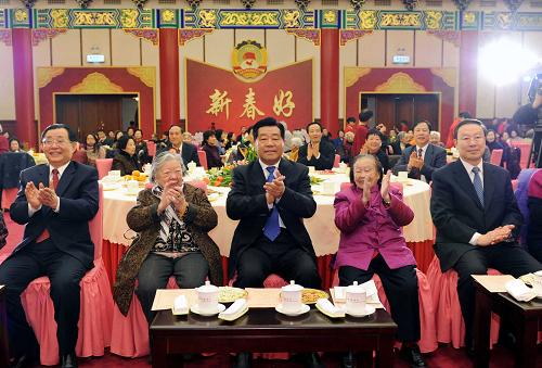 1月17日,全国政协在北京举行春节茶话会,邀请部分已故党外全国政协委员、知名人士夫人畅叙情谊,共迎新春。中共中央政治局常委、全国政协主席贾庆林出席茶话会。新华社记者 李涛 摄