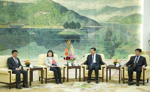 4月15日,中共中央政治局常委、全国政协主席贾庆林在北京会见出席“2011海峡两岸工会论坛”的台湾工会界主要代表。新华社记者 黄敬文 摄