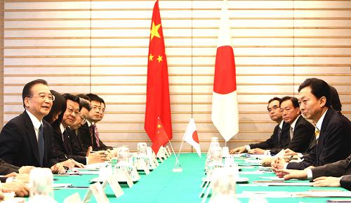 5月31日,正在日本访问的中国国务院总理温家宝在东京与日本首相鸠山由纪夫举行会谈。新华社记者 姚大伟 摄