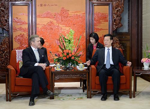 3月25日,中共中央政治局常委、国务院副总理张高丽在北京中南海紫光阁会见美国前国防部长、科恩集团总裁兼首席执行官威廉·科恩。 新华社记者 李涛 摄