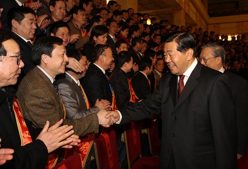 2月19日,中共中央政治局常委、全国政协主席贾庆林在北京人民大会堂亲切会见全国机械工业先进集体代表、劳动模范和先进工作者并讲话。 新华社记者 姚大伟 摄