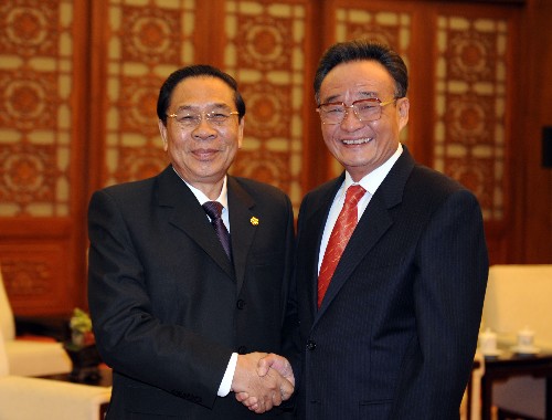 8月7日,全国人大常委会委员长吴邦国在北京人民大会堂会见前来参加北京奥运会开幕式和相关活动的老挝国家主席朱马利。 新华社记者刘建生摄