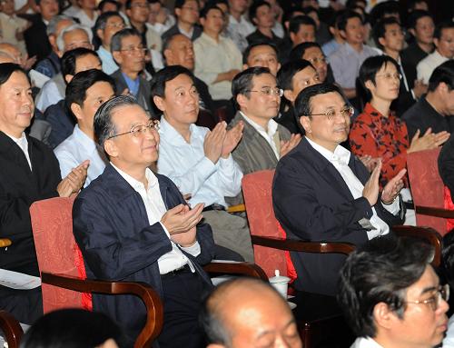 9月23日下午,国务院办公厅和国务院研究室、国务院机关事务管理局联合举行“庆祝新中国成立60周年干部职工文艺演出”。中共中央政治局常委、国务院总理温家宝,中共中央政治局常委、国务院副总理李克强出席,与1000多名机关干部职工、离退休老同志一同观看演出。新华社记者 马占成 摄