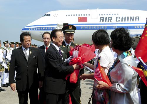 4月27日,中国国务院总理温家宝乘专机抵达吉隆坡,开始对马来西亚进行正式访问。新华社记者 张铎 摄