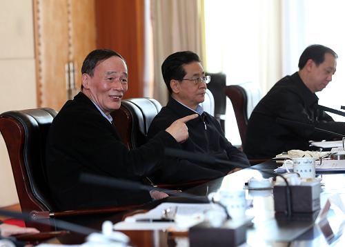 11月27日,中共中央政治局常委、中央纪委书记王岐山在北京主持召开部分中央和国家机关纪检组组长座谈会。新华社记者 刘卫兵 摄