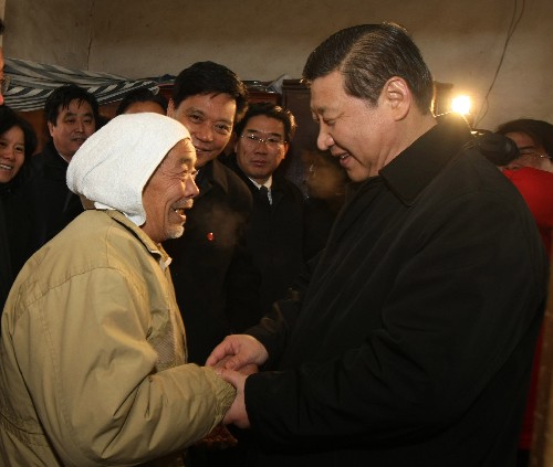 这是1月12日,习近平来到平山县西柏坡村困难群众闫增生家中看望。 新华社记者 兰红光 摄