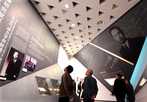 12月11日,观众在钱学森图书馆内参观。当日,为纪念钱学森诞辰100周年,位于上海交通大学徐汇校区的钱学森图书馆正式对外开放。钱学森图书馆占地面积9300平方米,陈展面积约3000平方米,馆藏文献、资料、实物等共计84000余件,是国内外钱学森文献实物最完整、最系统、最全面的收藏保管中心。新华社记者 刘颖 摄