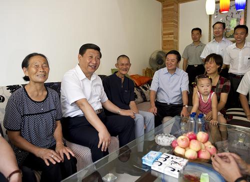 这是习近平在双流县三星镇南新村村民毛元福家中了解他家搬进新居后的生产生活情况。 新华社记者 李学仁摄