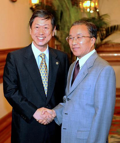 8月17日,国务委员戴秉国在北京中南海会见来北京观看奥运会比赛的日本外相高村正彦。 新华社记者 李涛 摄