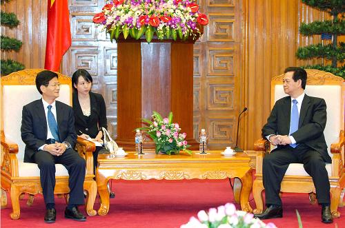 10月23日,中国国务委员孟建柱(左)在越南首都河内会见越南总理阮晋勇。新华社/越通社