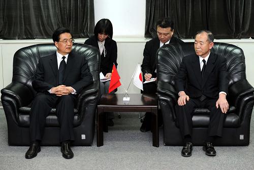 3月18日,中国国家主席胡锦涛前往日本驻华使馆吊唁日本“3·11”地震遇难者。这是胡锦涛主席与日本驻华大使丹羽宇一郎交谈。 新华社记者 马占成 摄