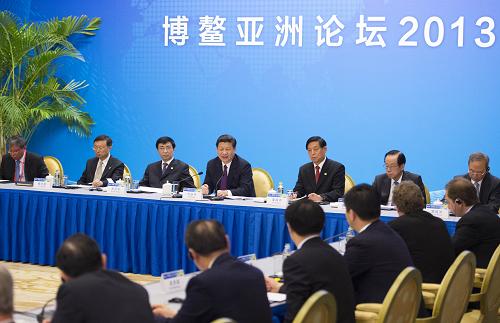 4月8日,国家主席习近平在海南省博鳌同出席博鳌亚洲论坛2013年年会的中外企业家代表座谈。新华社记者 李学仁 摄