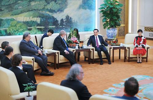 10月28日,国务院总理李克强在北京人民大会堂会见德国巴符州德中友协主席多尔德等德国友人。新华社记者 李涛 摄