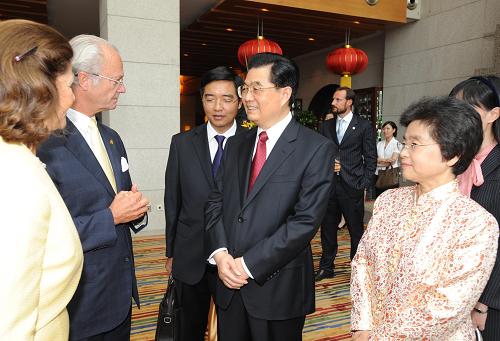 这是宴会开始前,胡锦涛同瑞典国王卡尔十六世・古斯塔夫(左二)亲切交谈。新华社记者高洁摄