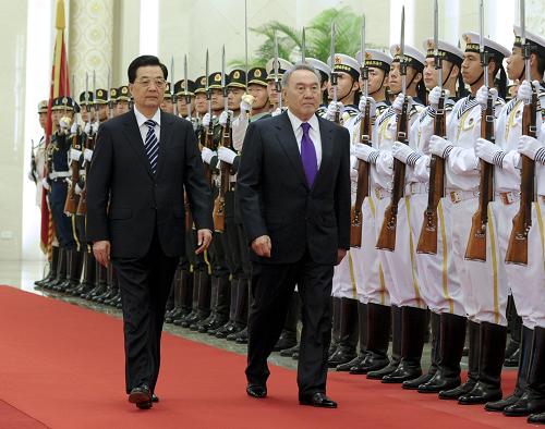 6月6日,中国国家主席胡锦涛在北京人民大会堂主持仪式,欢迎对中国进行访问并出席上海合作组织成员国元首理事会第十二次会议的哈萨克斯坦总统纳扎尔巴耶夫。新华社记者 张铎 摄