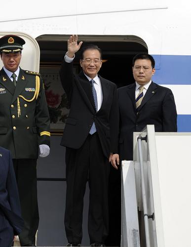 10月2日,中国国务院总理温家宝乘专机抵达雅典,开始对希腊进行正式访问。新华社记者谢环驰摄