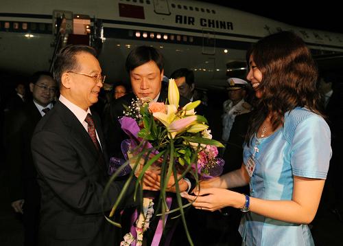 4月10日,中国国务院总理温家宝乘专机抵达泰国,出席即将在帕塔亚举行的第十二次中国与东盟领导人会议、第十二次东盟与中日韩领导人会议、第四届东亚峰会和中日韩领导人早餐会。这是温家宝在机场受到泰方官员和中国使馆人员热烈欢迎。新华社记者 饶爱民 摄