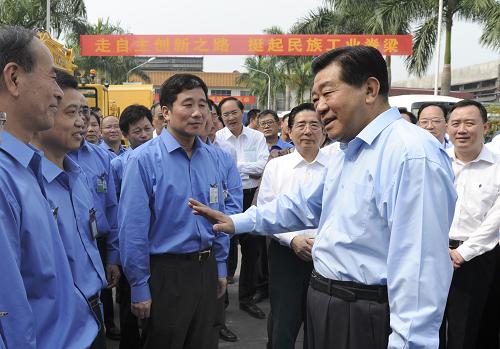 贾庆林在广西调研 中共中央政治局常委、全国政协主席贾庆林近日在广西调研。 这是11月19日,贾庆林在玉柴集团考察时与工人和技术人员亲切交谈。 新华社记者马占成摄
