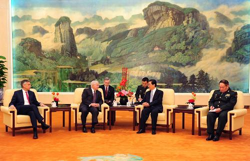 1月11日,中国国家主席、中央军委主席胡锦涛在北京会见来访的美国国防部长罗伯特·盖茨。新华社记者 张铎摄