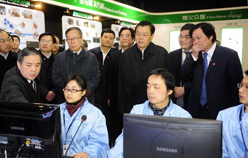 2月1日至3日,中共中央政治局委员、国务院副总理张德江在湖北调研。这是2月3日,张德江在武汉考察武汉邮科院。