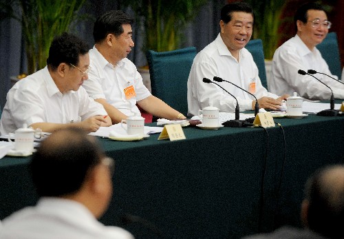 9月2日,全国政协在政协礼堂召开专题协商会,按照中央关于全面贯彻落实科学发展观的要求,围绕“统筹城乡发展,促进形成城乡经济社会发展一体化新格局”问题建言献策。中共中央政治局常委、全国政协主席贾庆林出席并讲话。新华社记者 高洁 摄