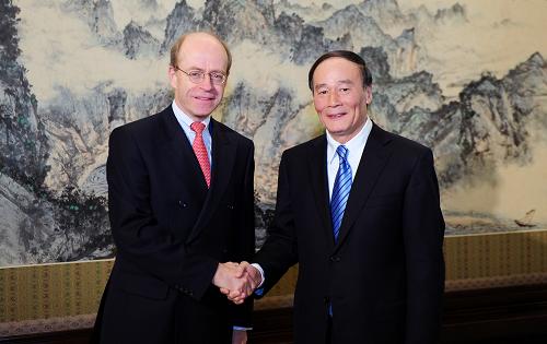 1月31日,国务院副总理王岐山在北京中南海会见日内瓦协会董事长冯博德一行。 新华社记者 张铎 摄