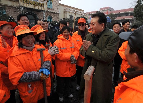 1月31日,李长春在湖北武汉市慰问扫雪抗灾的环卫职工。 新华社记者 刘建生 摄