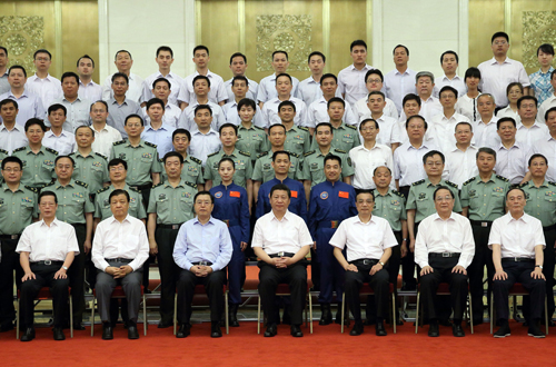 7月26日,党和国家领导人习近平、李克强、张德江、俞正声、刘云山、王岐山、张高丽等在北京人民大会堂会见神舟十号载人飞行任务航天员和参研参试人员代表。新华社记者 兰红光 摄