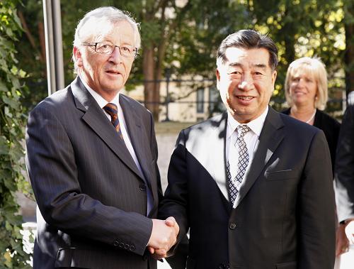9月8日,中国国务院副总理回良玉在卢森堡会见卢森堡首相容克,双方就发展中卢、中欧关系进行友好交流。 新华社记者王晓郡摄