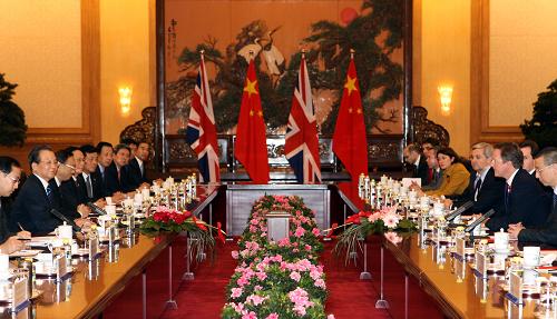 11月9日,中国国务院总理温家宝在北京人民大会堂与英国首相戴维·卡梅伦举行会谈。新华社记者 姚大伟 摄