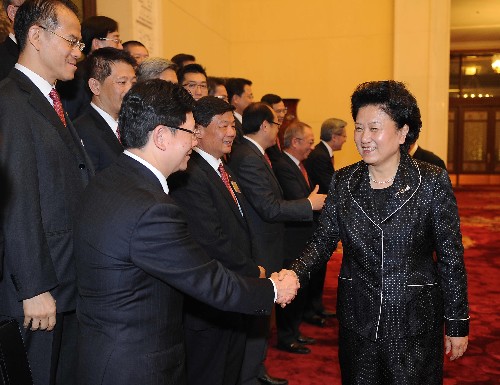 6月10日,中共中央政治局委员、国务委员刘延东在北京人民大会堂会见以全国政协委员容永祺为团长的香港专业及资深行政人员协会访问团。新华社记者 高洁 摄