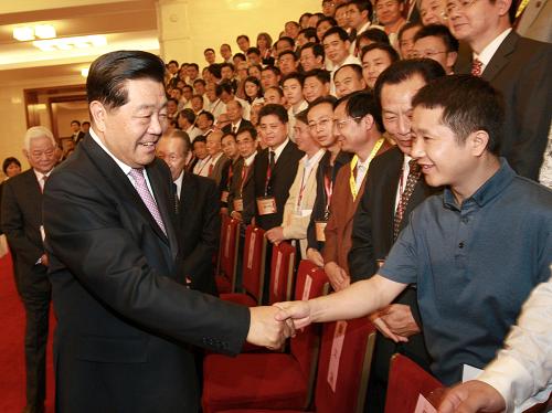 9月24日,中共中央政治局常委、全国政协主席贾庆林在北京人民大会堂出席纪念孔子诞辰2560周年国际学术研讨会暨国际儒学联合会第四届会员大会并发表讲话。这是会前,贾庆林接见与会代表。 新华社记者 庞兴雷 摄