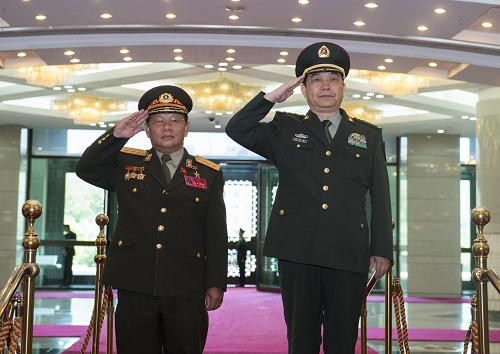 7月2日,中国国务委员兼国防部长常万全在北京八一大楼与来访的老挝副总理兼国防部长当斋举行会谈。 新华社记者王晔摄