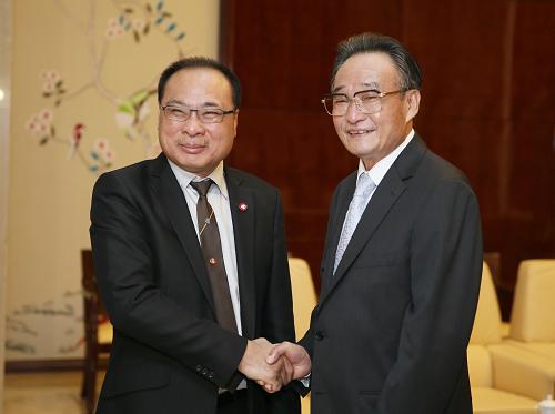 9月26日,中国全国人大常委会委员长吴邦国在成都会见前来出席第十三届中国西部国际博览会的泰国国会主席兼下议院议长颂萨。新华社记者 鞠鹏 摄