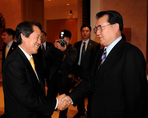 4月4日,正在韩国进行正式友好访问的中共中央政治局常委李长春在济州会见济州道知事金泰焕。新华社记者 刘建生 摄