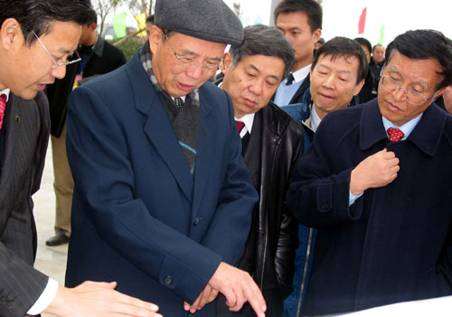 曾培炎出席福建宁德核电站动工仪式 新华社照片,宁德(福建),2008年2月18日 曾培炎出席福建宁德核电站动工仪式 2月18日,国务院副总理曾培炎出席福建宁德核电站动工仪式。福建宁德核电站百万千瓦核电机组是目前中国自主化、国产化程度最高的核电机组。 新华社记者 逯寒青 摄