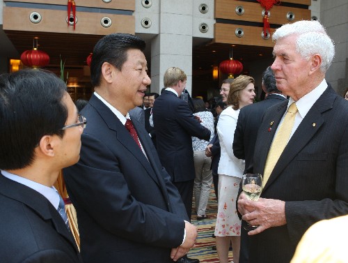 这是出席宴会的国家副主席习近平同澳大利亚总督杰弗里亲切交谈。 新华社记者刘卫兵摄