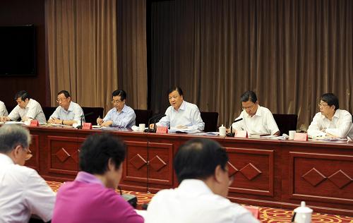 7月24日,中共中央政治局常委、中央党的群众路线教育实践活动领导小组组长刘云山在北京出席党的群众路线教育实践活动中央督导组工作座谈会并讲话。新华社记者 饶爱民 摄