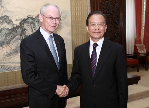5月17日,中国国务院总理温家宝在北京中南海紫光阁会见欧洲理事会主席范龙佩。新华社记者 庞兴雷 摄