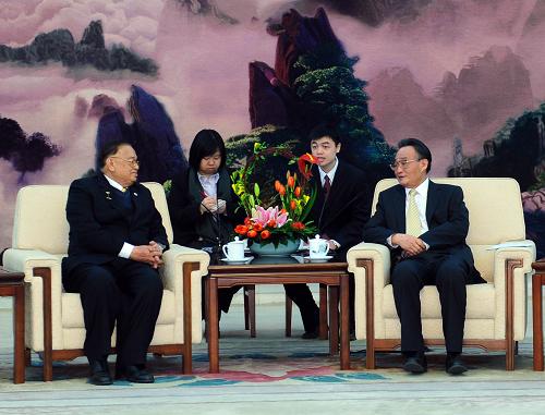 1月11日,中国全国人大常委会委员长吴邦国在北京人民大会堂会见泰国国会主席猜·奇触。 新华社记者李涛摄