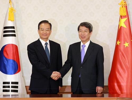 5月29日,中国国务院总理温家宝在首尔会见韩国总理郑云灿。新华社记者 庞兴雷 摄