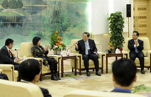 4月17日,中共中央政治局常委、全国政协主席俞正声在北京会见出席“2013海峡两岸工会论坛”的台湾工会界主要代表。 新华社记者 张铎 摄