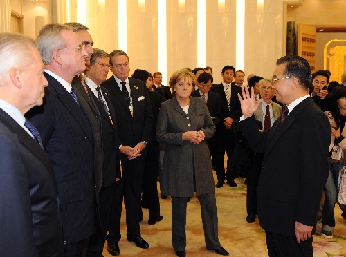 10月23日,国务院总理温家宝在亚欧首脑会议开幕前夕密集的双边会谈、会见活动间隙,与来访的德国总理默克尔一起与德国企业家代表见面。 新华社记者黄敬文摄