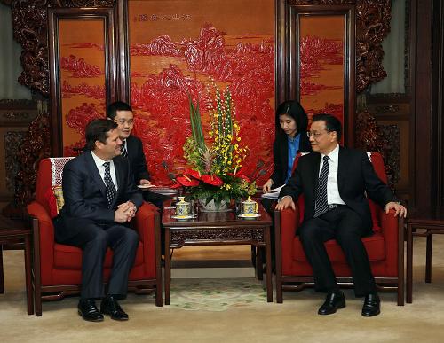 2月19日,国务院副总理李克强在北京中南海紫光阁会见加拿大庞巴迪公司总裁兼首席执行官布多昂。新华社记者 刘卫兵 摄