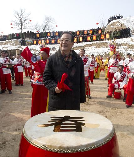 1月21日至22日,新春佳节到来之际,中共中央政治局常委、国务院总理温家宝来到革命老区甘肃庆阳,深入社区和村庄,看望干部群众,向他们致以节日的亲切问候。这是温家宝总理来到甘肃省庆阳市环县木钵镇高寨沟村看望村民,同大家一起喜迎新春。新华社记者 李学仁 摄