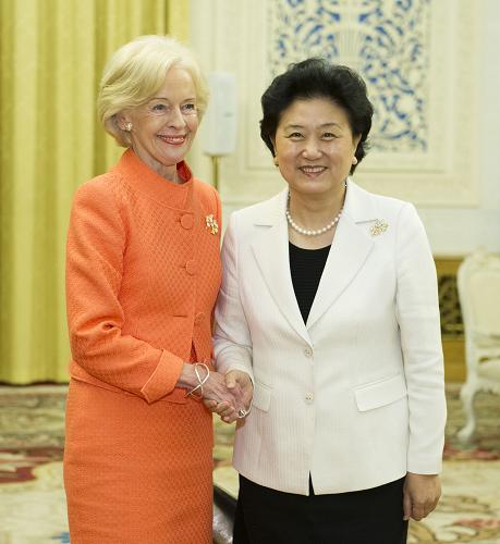 10月18日,中国国务院副总理刘延东在北京人民大会堂同澳大利亚总督布赖斯会见。新华社记者 黄敬文 摄