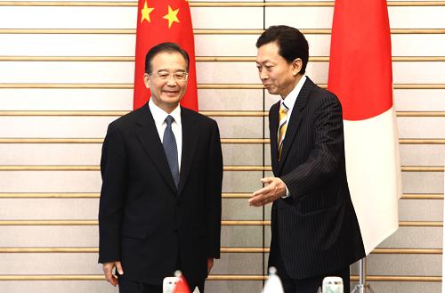 5月31日,正在日本访问的中国国务院总理温家宝在东京与日本首相鸠山由纪夫举行会谈。新华社记者 姚大伟 摄