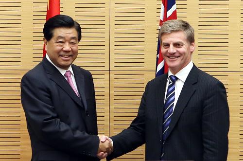 4月16日,全国政协主席贾庆林在惠灵顿与新西兰代总理英格利希举行会谈。新华社记者 姚大伟 摄